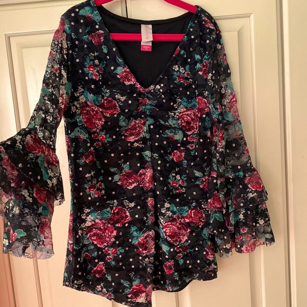 No Boundaries v-neck blouse black lace floral printed tiered ruffle sleeve XS